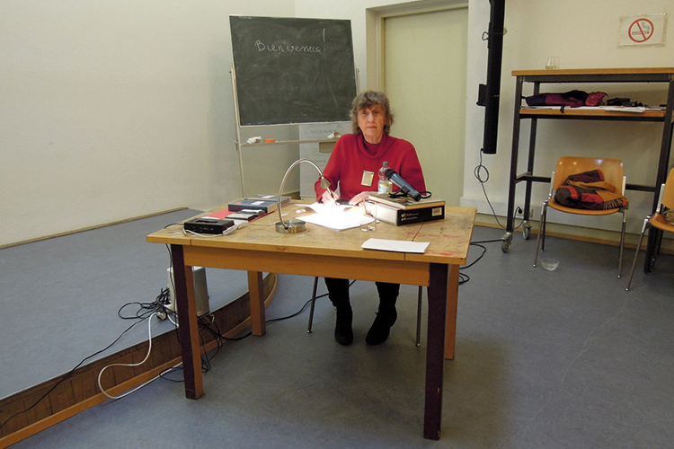 Foto: Pietro Pellini Präzise Organisatorin, solide Theoretikerin: Elisabeth Jappe bei der Arbeit, Foto: Pietro Pellini