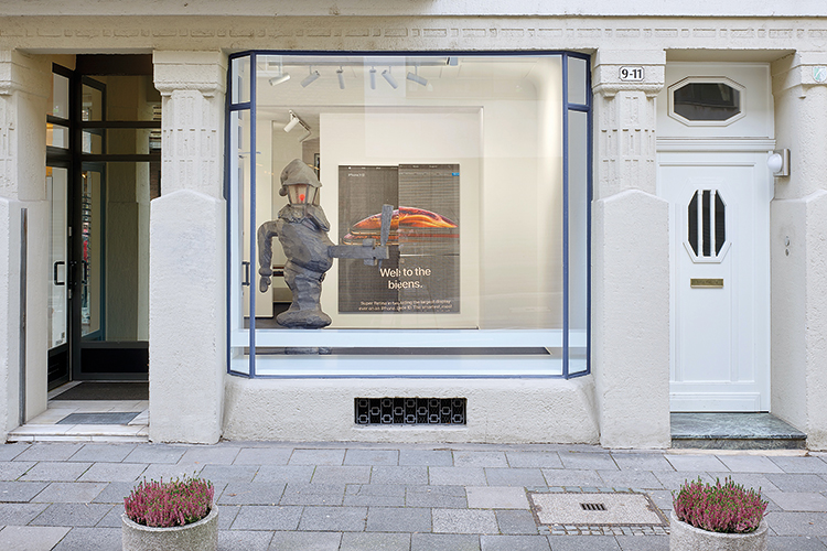Foto: SimonVogel Tatsachen hinter Glas: Wade Guyton trifft Martin Kippenberger, 2018, Galerie Gisela Capitain I © the artist, Foto: SimonVogel