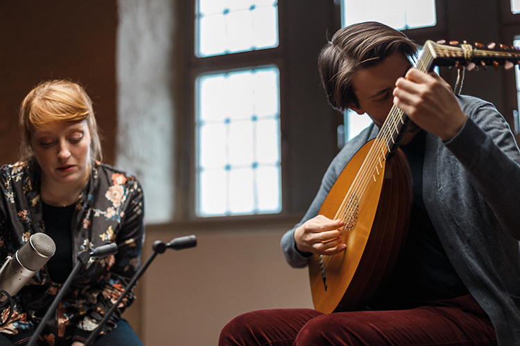 Transportieren Musik in andere ­Kontexte: Das Duo von Carine Tinney und Lukas Henning , Foto: Sebastian Palzhoff