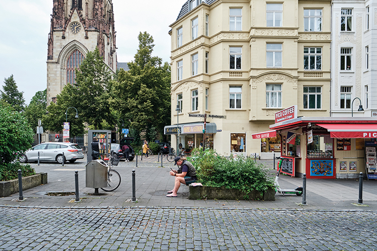 Foto: Thomas Schäkel / Stadtrevue Wo die wilden Kerle wohnen: Neusser Platz im Agnesviertel