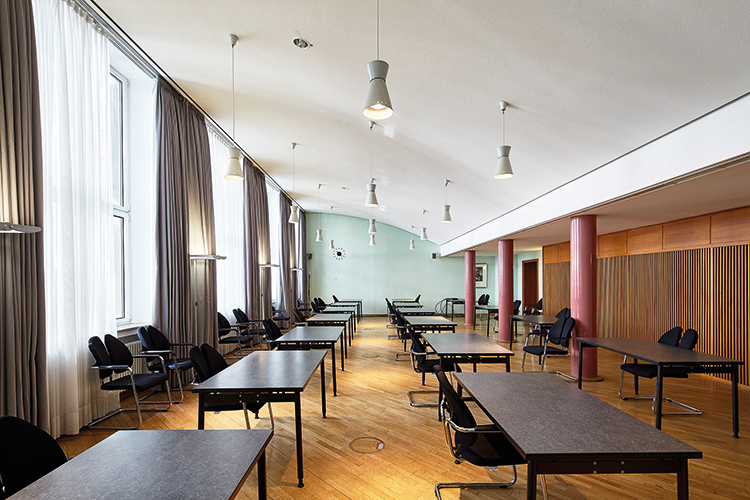 Foto: Thomas Schäkel / Stadtrevue »Keiner wagt, die Hand zu heben«: Sitzungssaal der CDU im Kölner Stadtrat