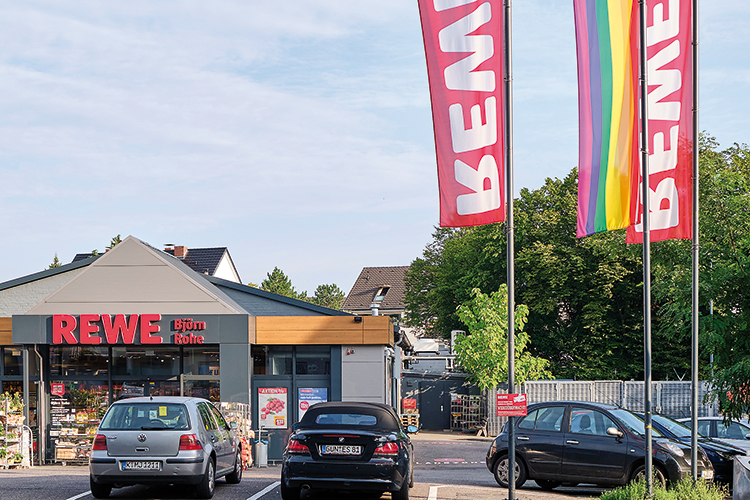 Foto: Thomas Schäkel Mitarbeitende zeigen Initiative: Regenbogenflagge vor einem Supermarkt
