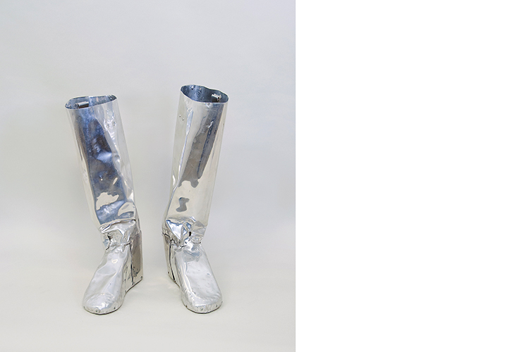 Ursula Burghardt, Ohne Titel (Reitstiefel), 1968, Foto: Stiftung Kunstfonds,  © Nachlass Ursula Burghardt