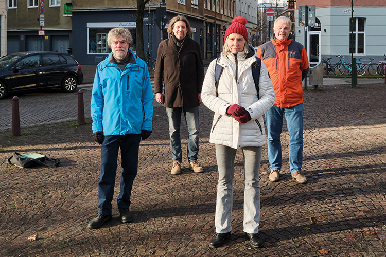 Foto: Thomas Schäkel / Stadtrevue Lassen sich nicht verdrängen: Günter Bell (links) mit Reinhold Goss, Anja Dähler und Jürgen Witsch von »Severinsviertel erhalten«