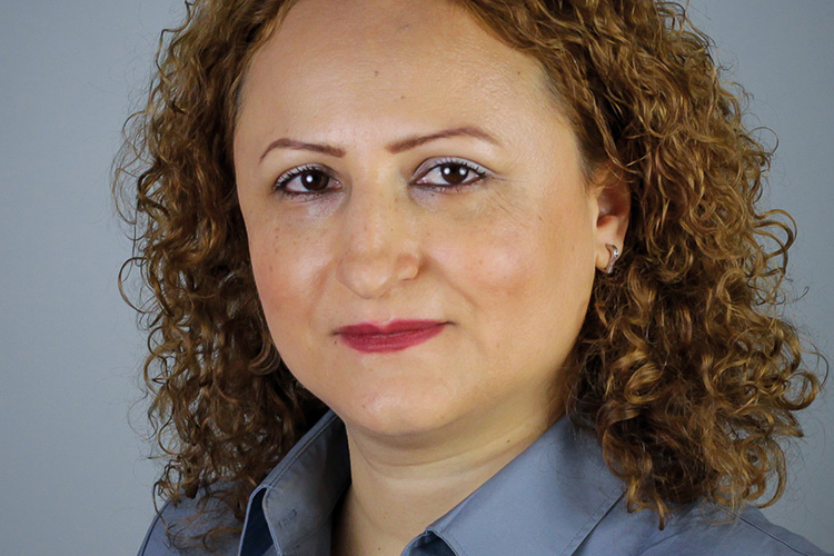 Shaghayegh Shaddel stammt aus dem Iran  und lebt seit sechs Jahren in Köln. Sie gehört der tati­schen Ethnie an. Die Autorin ist Juris­tin, sie hat im Iran und in Indien studiert. Sie be­herrscht u.a. Persisch und Tatisch; sie schreibt und malt. Tati