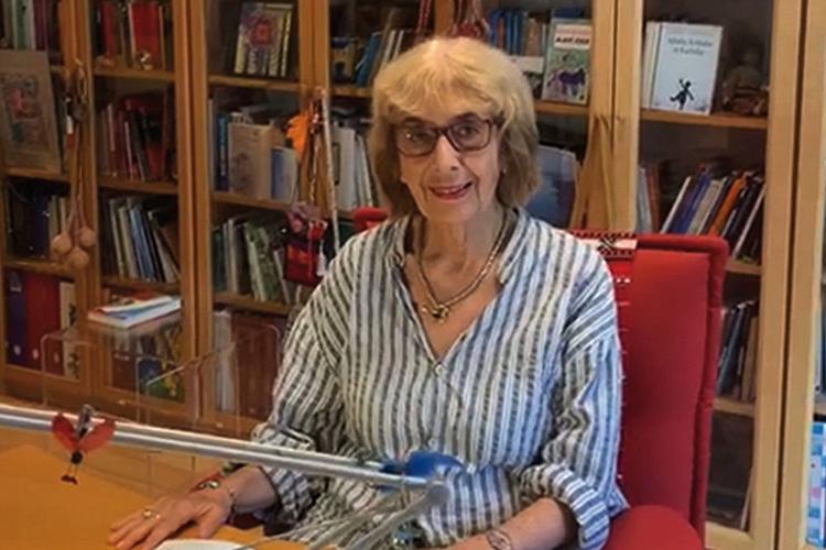 Zehra İpşiroğlu lebt als türki­sche und deutsche Autorin in  Köln und Istanbul (zehraipsiroglu. com). Seit 1978 veröffentlichte sie zahlreiche Bücher über moder­­nes Theater, Theater- und Literaturkritik, Litera­turdidaktik sowie Kinder- und J