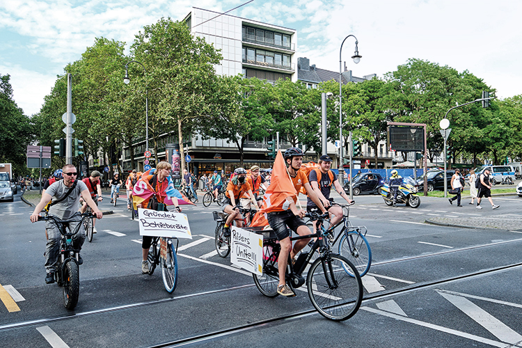 Foto: Thomas Schäkel / Stadtrevue Protest in Orange: Lieferando-Kuriere bei einer Demo im Sommer 2021