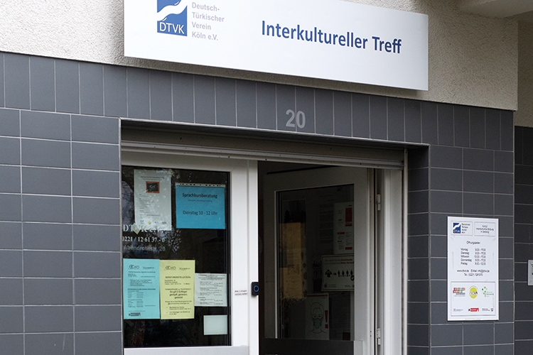 Foto: Jennifer Rumbach / Stadtrevue Eingang zum Interkulturellen Zentrum in Chorweiler