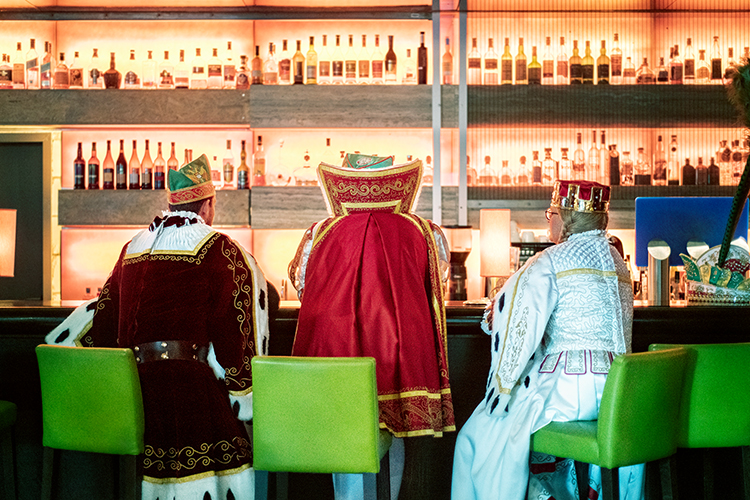 Foto: Jennifer Rumbach / Stadtrevue Bauer Gereon, Prinz Sven I., Jungfrau Gerdemie: Kölner Dreigestirn an der Bar des Dorint Hotels am Heumarkt