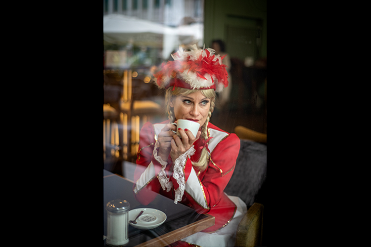 Foto: Jennifer Rumbach / Stadtrevue Wo bleibt der Karneval denn? Funkemariechen im Café im MAKK