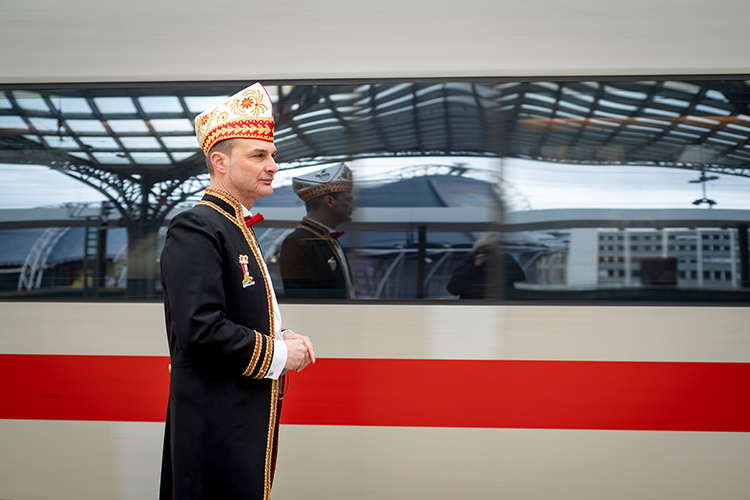 Foto: Jennifer Rumbach / Stadtrevue Holger Kirsch: Leiter des Rosenmontagszugs am Hauptbahnhof