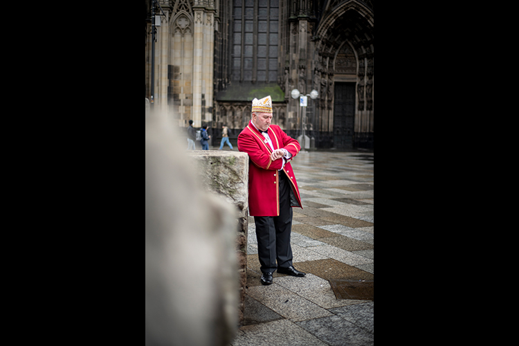 Foto: Jennifer Rumbach / Stadtrevue Wie lange dauert das alles noch? Ralf Schlegelmilch von der Willi-Ostermann-Gesellschaft vor dem Dom