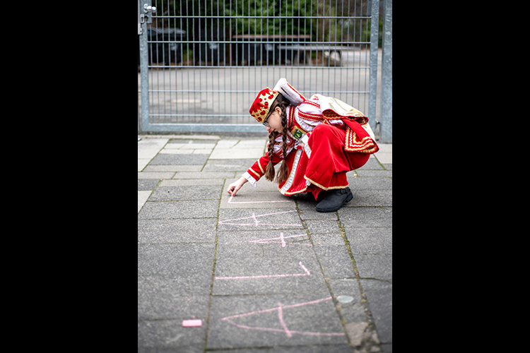 Foto: Jennifer Rumbach / Stadtrevue Alaaf! Renée Vogel, Jungfrau im Niehler Kinderdreigestirn, vor der Grundschule Halfengasse
