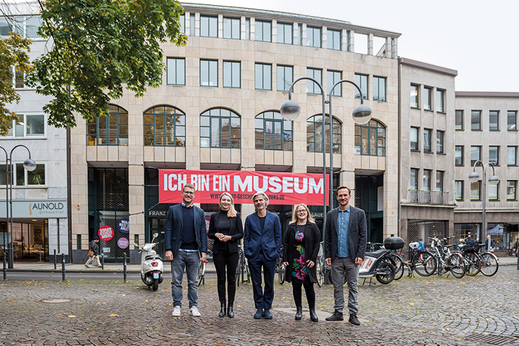 Mitten im Leben: Stefan Charles mit der stellv. Direktorin Silvia Rückert, Kuratoren und  Designerin Alexandra Neumann vor dem Interimsquartier des Stadtmuseums, Foto: Constantin Ehrchen 