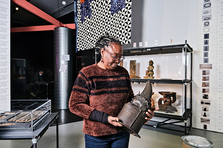 Foto: Thomas Schäkel / Stadtrevue Geraubtes Erbe: Kunsthistorikerin Peju Layiwola mit Benin-Bronze