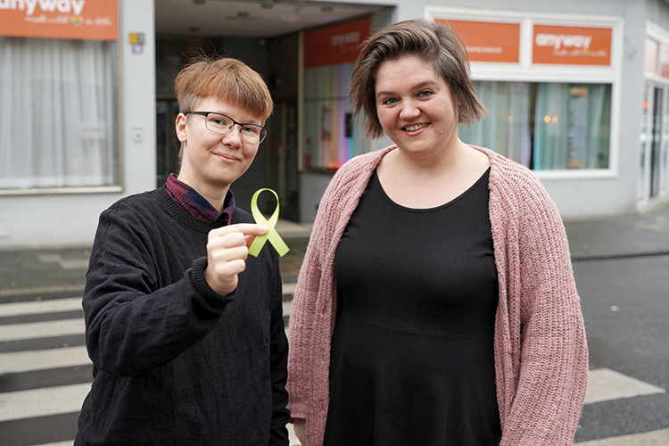 Machen Mut: Sam-Lias Schikatis (l.) und Rabea Maas bieten die Mental-Health-Gruppe an, Foto: anyway e.V. 