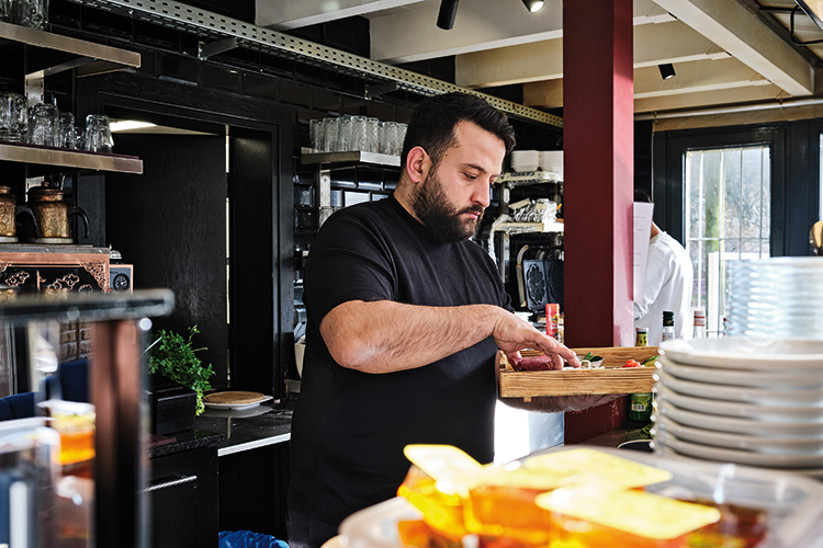 Foto: Thomas Schäkel / Stadtrevue Baran Gökpinar, Gastronom in Chorweiler. Die Energiewende werden wir nicht kostenlos bekommen. Meine Betriebskosten werden sicher weiter steigen. Die muss ich irgendwann auf meine Produkte umlegen. Das ist das eine. Das andere ist, dass meine Kunden dann