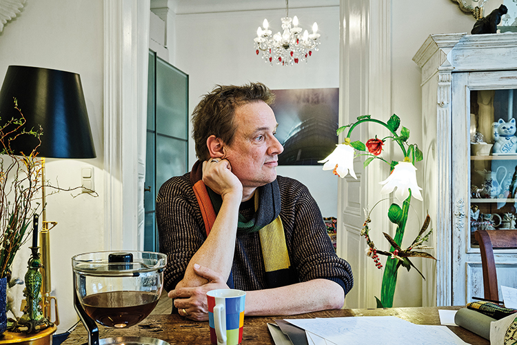 Foto: Thomas Schäkel / Stadtrevue Jan Hochbruck ist Grafiker. Energiepolitik — die ist von Abhängigkeiten bestimmt. Wir sind abhängig von Energie, die Erzeugung ist abhängig von fossilen Brennstoffen wie zum Beispiel Gas, und das kommt wiederum aus Russland. Abhängigkeiten schaffen