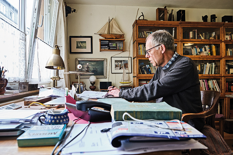 Foto: Thomas Schäkel / Stadtrevue Jürgen Bahrs ist Rentner. Ich bin skeptisch. Wenn ich mir überlege, wie viele Akteure auf den Energieträger Strom angewiesen sein werden, kann ich mir nicht vorstellen, wie das alles funktionieren soll. Verkehr, Chemie, die Stahl- branche, die werden a