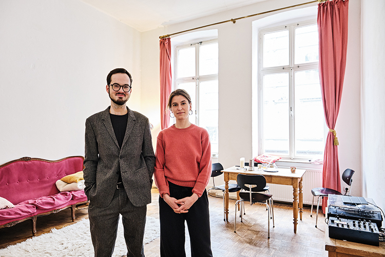 Foto: Thomas Schäkel / Stadtrevue Max Herbert & Marie Falke sind Freiberufler. Laut einer Studie des Lean ICT Projekts verbraucht die globale Digitalindustrie so viel Wasser, Rohstoffe und Energie, dass ihr ökologischer Fußabdruck dreimal so groß ist wie der von Ländern wie Frankreic