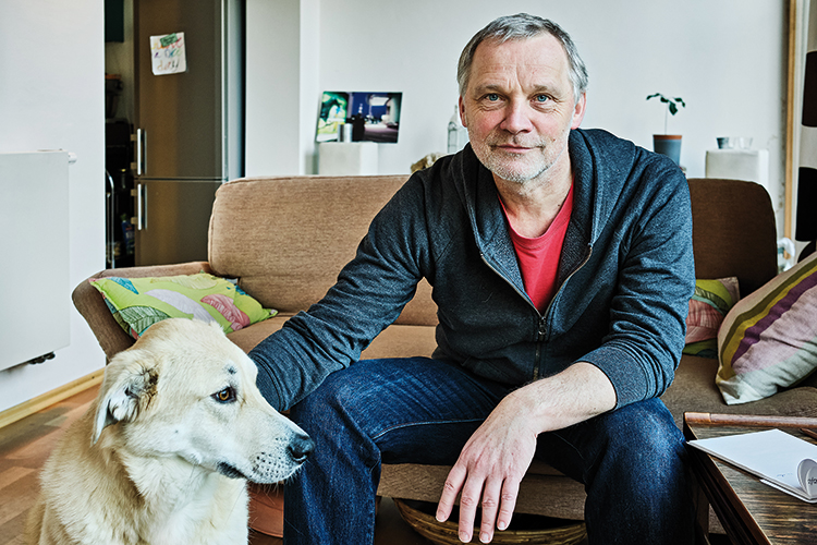 Foto: Thomas Schäkel / Stadtrevue Klaus Deiters ist Selbstständiger. Auf unserem Haus hatten wir damals im Rahmen der Sanierung direkt Solar-Warmwasser-Pannels montiert. Das war eine gute Entscheidung und hat uns viel Energie eingespart, die wir nicht einkaufen mussten. Ich würde gerne