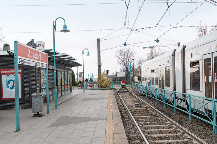 Foto: Jennifer Rumbach / Stadtrevue Hinter dem Horizont geht’s weiter: bisherige Endhaltestelle der Linie 7 in Zündorf