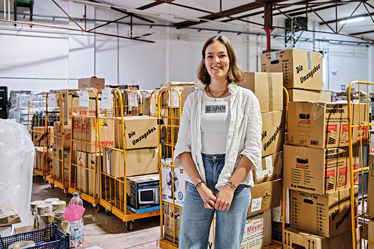 Elisabeth,  Bayenthal »Ich helfe beim Blau-Gelben Kreuz. Hier arbeiten Ukrainer und Russen ohne Probleme zusammen. Wir verpacken Kleidung und Medikamente, versorgen Geflüchtete in Köln. Abends rumort es in meinen Kopf weiter. Die Ukrainer haben ja Verw