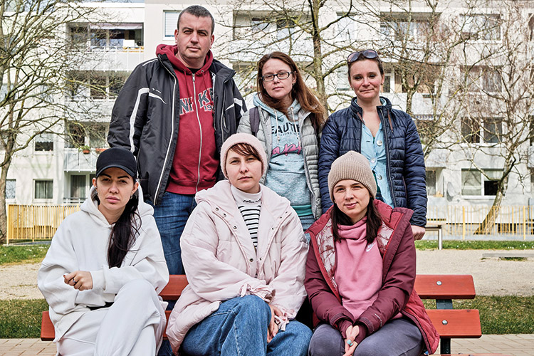 Yulia, Olessa und Natascha  (vorne), Seeberg Natascha, Olessa und ihre ­Familien sind zu siebt im Auto von Odessa nach  Köln geflohen, Yulia (links) kam mit ihrer fünfjährigen ­Tochter im Zug. Ihren Mann musste sie in Odessa zurücklassen. Er verstec