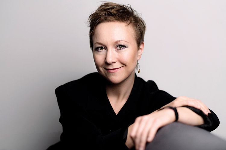 Tamara Lukasheva  Die Jazz-Musikerin wohnt und arbeitet in Köln, ihre Familie lebt in Odessa. Von hier aus will sie mit Hilfe eines großen Netzwerks von Musikern die Ukraine unterstützen.
