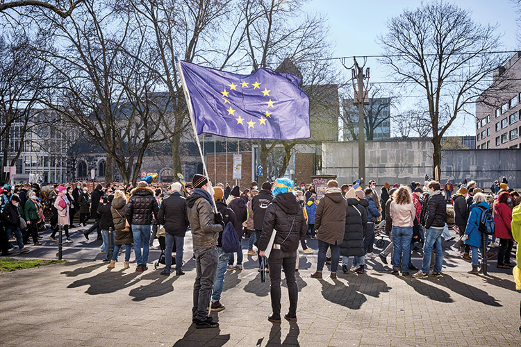 Der Rosenmontagszug fiel in diesem Jahr aus. Stattdessen demonstrierten etwa 250.000 Menschen gegen den Angriffskrieg in der Ukraine — wie hier an der Cäcilienstraße. 