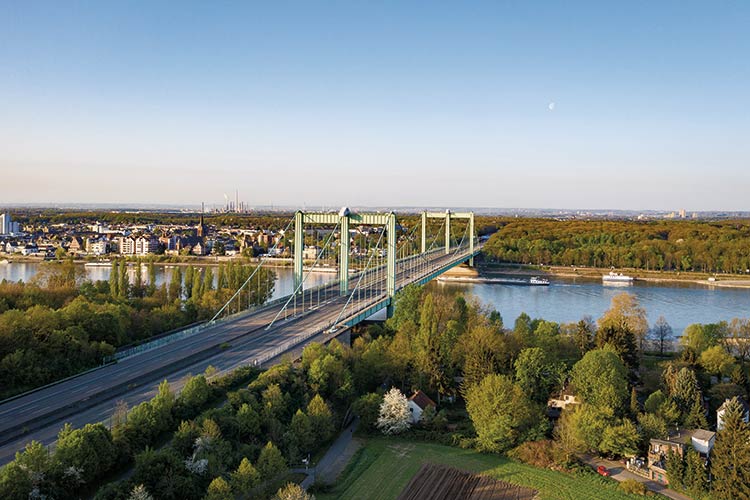 ©Superbass / CC-BY-SA-4.0 (via Wikimedia Commons) Bald achtspurig? Mehrere Initiativen machen gegen den Ausbau der Rodenkirchener Brücke mobil, ©Superbass / CC-BY-SA-4.0 (via Wikimedia Commons)