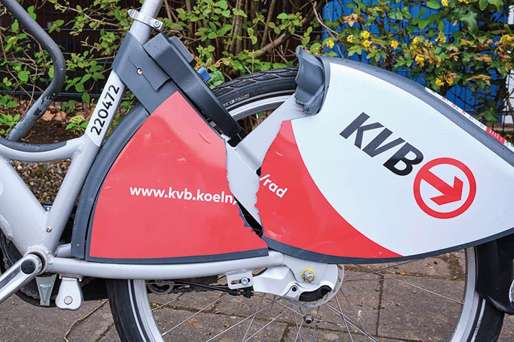 Foto: Thomas Schäkel / Stadtrevue Blech ohne Schutz: Beschädigtes KVB-Rad