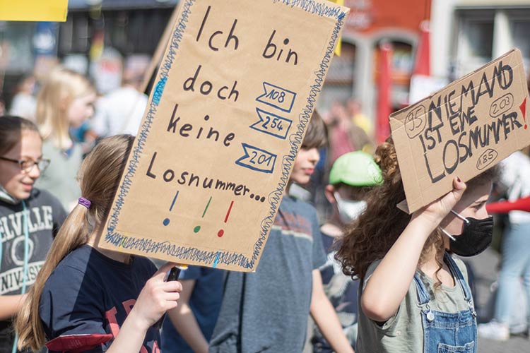 Foto: Jennifer Rumbach / Stadtrevue Pech gehabt: Kinder demonstrieren gegen den Schulplatzmangel