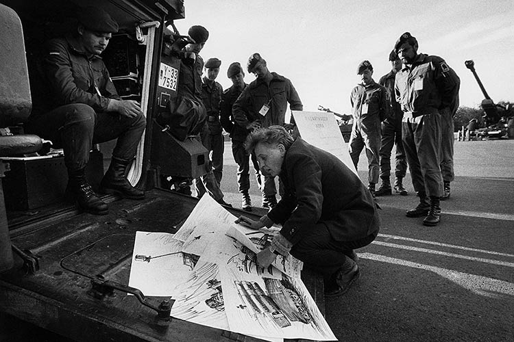 Foto: Axel Krause Der Aktivist als Schlachtenmaler: Norman Junge beim NATO-Manöver, Foto: Axel Krause