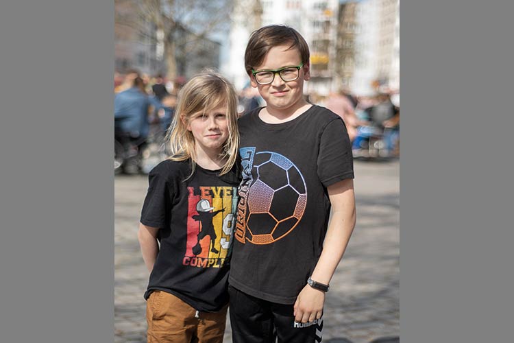 Fotos: Jennifer Rumbach / Stadtrevue Erik (9) Wo wohnst du? In Ossendorf. Wie heißt deine Grundschule? Peter-Lustig-Grundschule. Wie heißt deine Wunschschule und warum möchtest du dort hin? Montessori-Gymnasium. Da gehen viele meiner Freunde hin und ich muss nur einmal kurz durch den Park