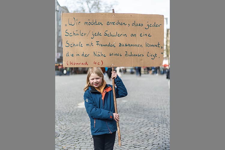 Fotos: Jennifer Rumbach / Stadtrevue Konrad (9) Wo wohnst du? Ich wohne in Klettenberg. Wie heißt deine Grundschule? GGS Stenzelbergstraße. Wie heißt deine Wunschschule und warum möchtest du dort hin? Ich möchte an das Hildegard-von-Bingen-Gymnasium, weil dort viele meiner Freunde sind
