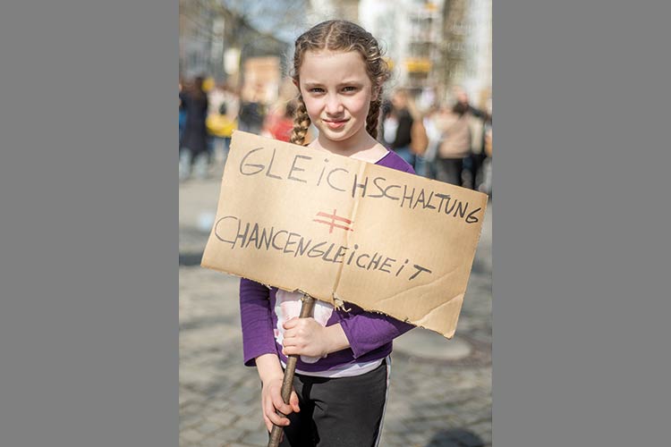Fotos: Jennifer Rumbach / Stadtrevue Valentina (10) Wo wohnst du? Ich wohne in Bayenthal. Wie heißt deine Grundschule? Meine Grundschule heißt KGS Zugweg. Wie heißt deine Wunschschule und warum möchtest du dort hin? Meine Wunschschule heißt Friedrich-Wilhelm-Gymnasium. Ich möchte dahi
