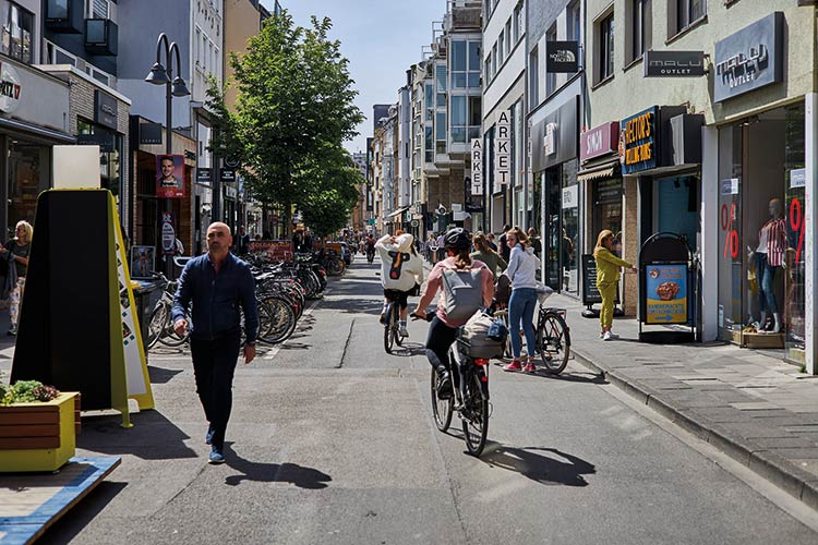 Foto: Thomas Schäkel / Stadtrevue Friedliche Koexistenz: Rad- und Fußverkehr auf der sommerlichen Ehrenstraße, Foto: Thomas Schäkel