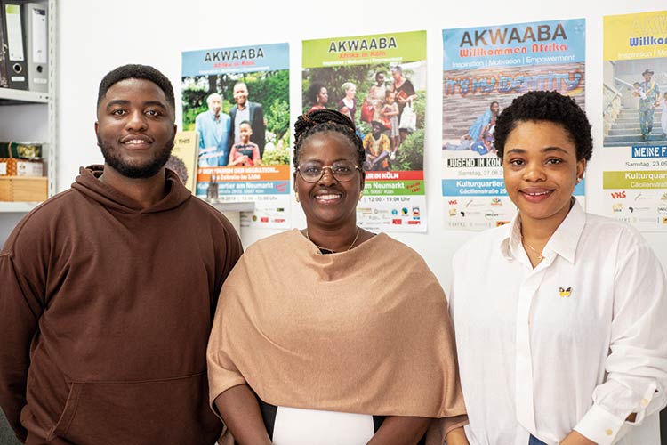 Vor dem Ukraine-Krieg geflohen: Enouch (links) und Paloma (rechts) mit Helene Batemona-Abeke von Pamoja Afrika, Foto: Jennifer Rumbach