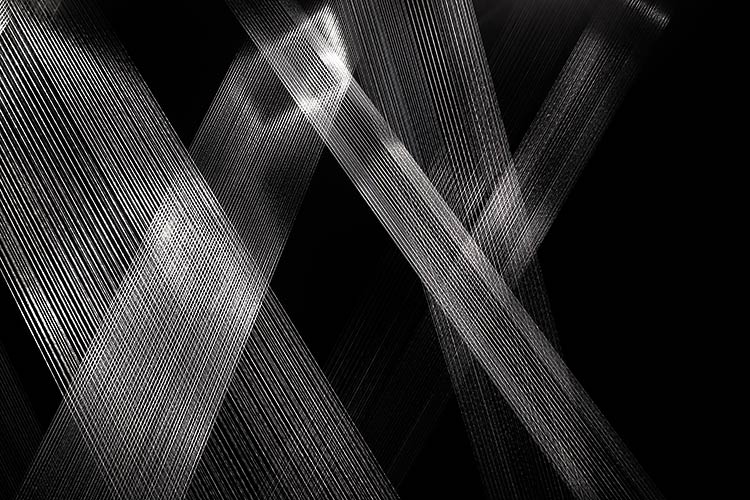 Foto: Pedro Pape Lygia Pape, »Ttéia 1C«, 2001/2022, silberner Faden, Holz, Nägel und Licht © Projeto Lygia Pape, Courtesy Projeto Lygia Pape, Foto: Pedro Pape