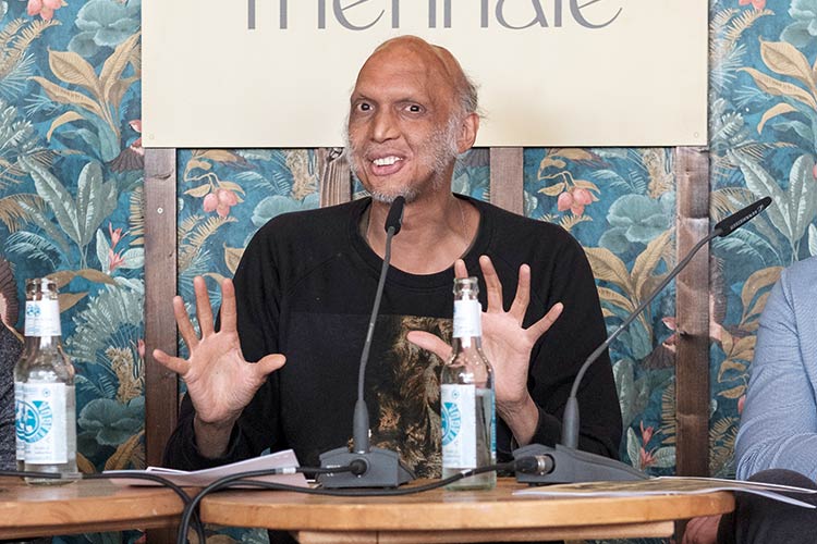 Foto: Niclas Weber Kann mit jedem Finger ein Instrument spielen (gleichzeitig): Shahzad Ismaily, Foto: Niclas Weber