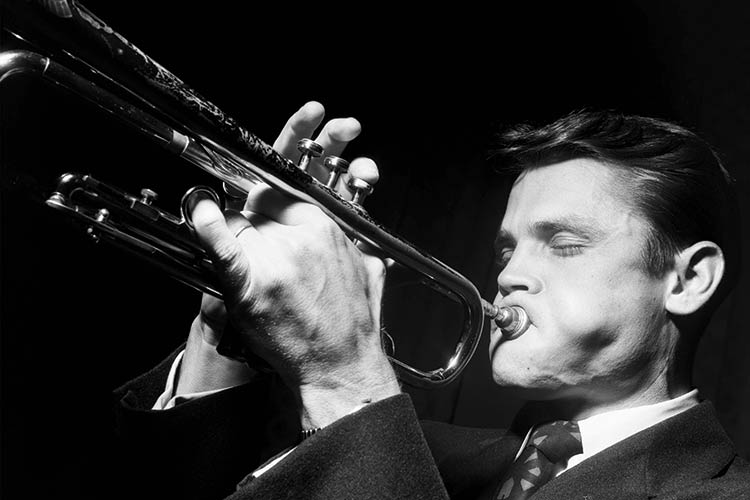 Foto: Rheinisches Bildarchiv Köln Strenge, reduzierte Hell-Dunkel Studien: Chet Baker 1955 im Börsensaal in Köln, Foto: Rheinisches Bildarchiv Köln