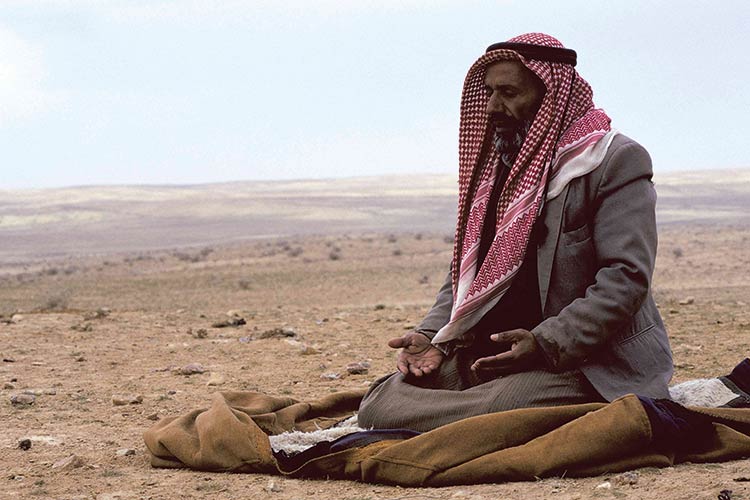 © Megumi Yoshitake Der Mann aus Nordsyrien betet und sagt gerade ein Duaa — ein Wunsch an Gott. © Megumi Yoshitake