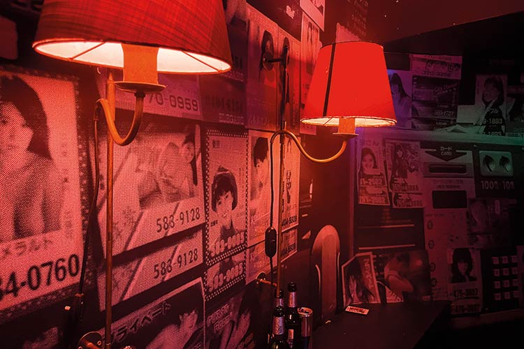 Foto: Frederic Lezmi / The PhotoBookMuseum Hinterm DJ Pult: Nobuyoshi Araki Foto: Frederic Lezmi / The PhotoBookMuseum