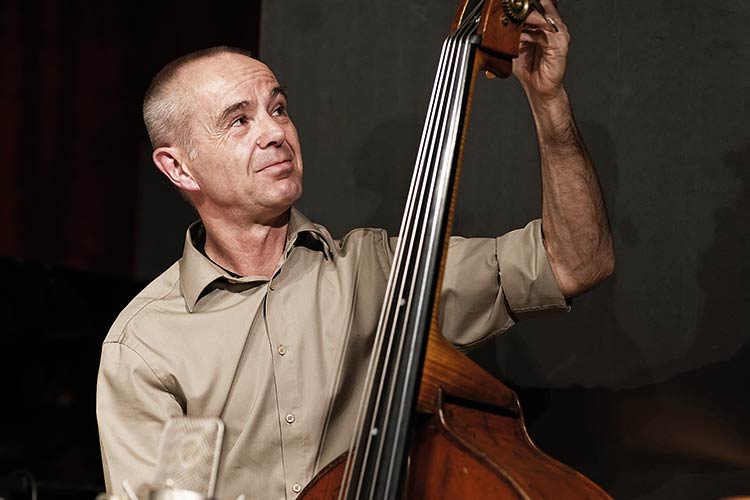 Foto: Peter Tümmers Dieter Manderscheid hatte bis 2022 die Professur für Jazz-Bass an der Kölner Musikhochschule. Er gehört zur Gründergeneration der Initiative Kölner Jazz Haus. Zahlreichen Jazz-Alben hat er seinen Stempel aufgedrückt: Manderscheid ist der renommierte