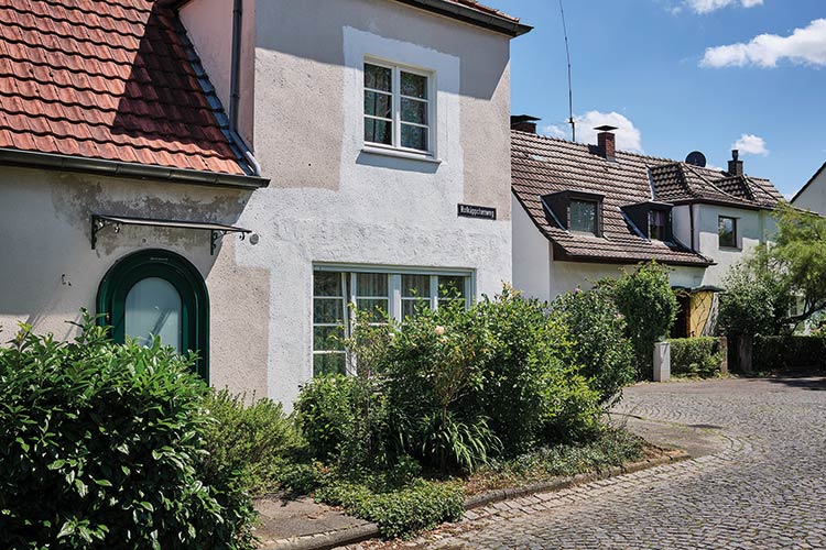 Städtische Prägung, dörfliches Ambiente: Haus in der Märchensiedlung ­