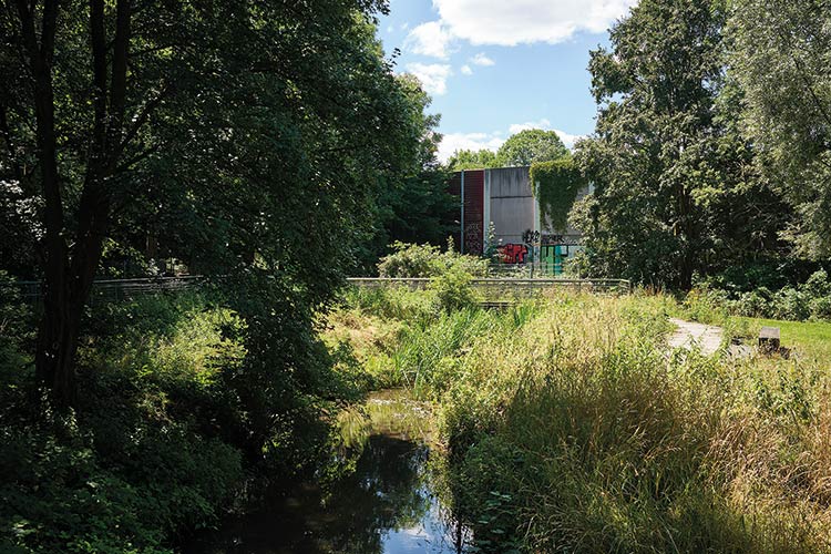Am Kreuzwasser ermöglicht ein Bauwerk, dass sich Strunde und Faulbach kreuzen können