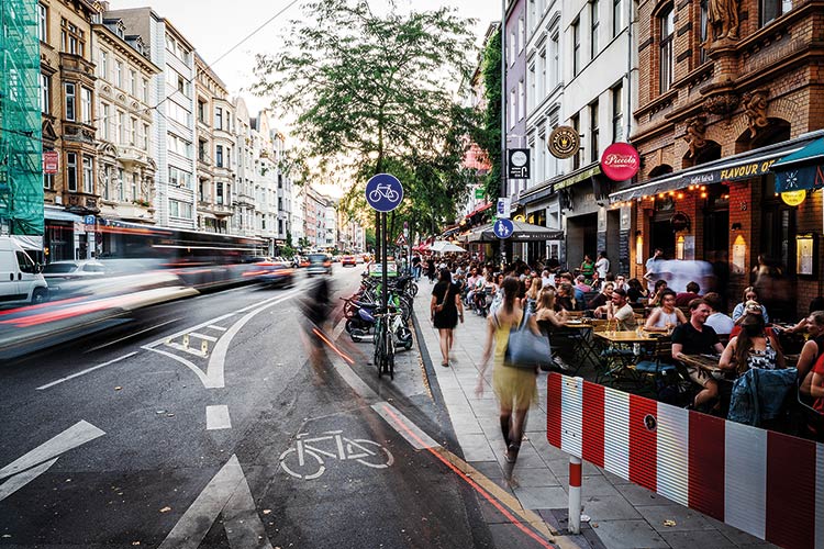Foto: Dörthe Boxberg / Stadtrevue Der Schildbürgersteig: Aachener Straße im Belgischen Viertel
