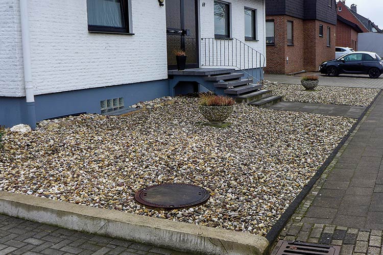 »Garten des Grauens«: Zwei Pflanzkübel reichen für den Gesetzgeber, aber nicht für den Umweltschutz, Foto: D. Korsawe