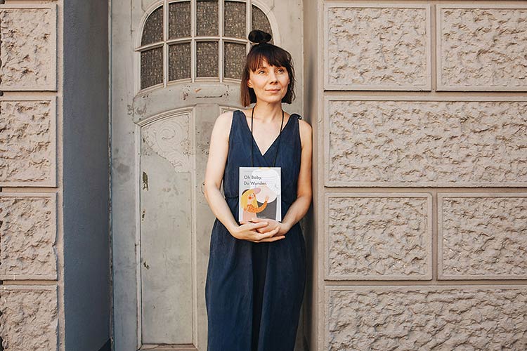 Authentisch: die Kölner Illustratorin Pauline Polom mit ihrem Buch, Foto: Franziska Freiwald
